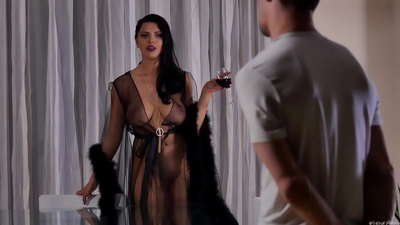 Slut Kira Queen pe aládùúgbò rẹ fun tii ati ki o buruju u lori ale tabili