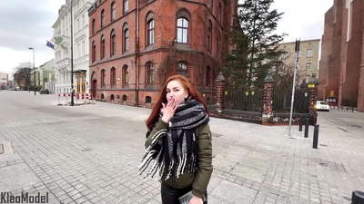 Agberu ti gbogbo eniyan: ọmọbirin ti o lẹwa jẹ buru jai fun iPhone ati pe o di ẹyọ ninu obo rẹ. CleoModel